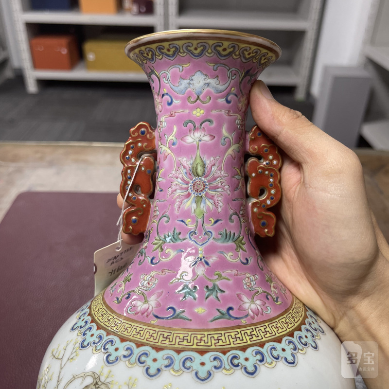 十九世纪 胭脂红地粉彩开光婴戏图双耳瓶 - 图15